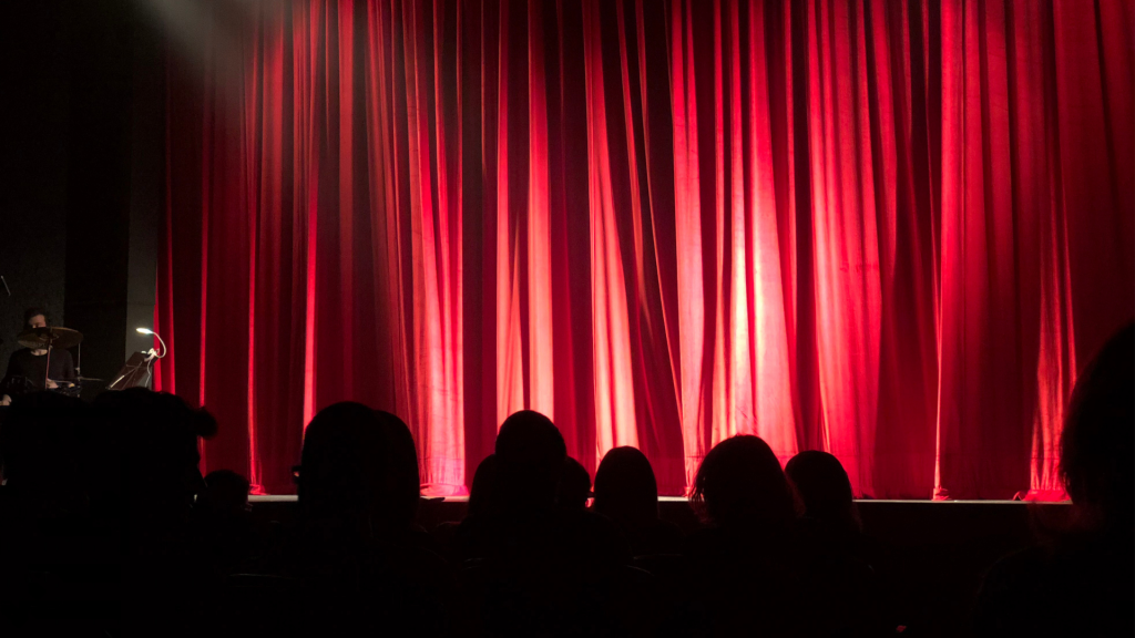 Sala di un teatro con sipario chiuso