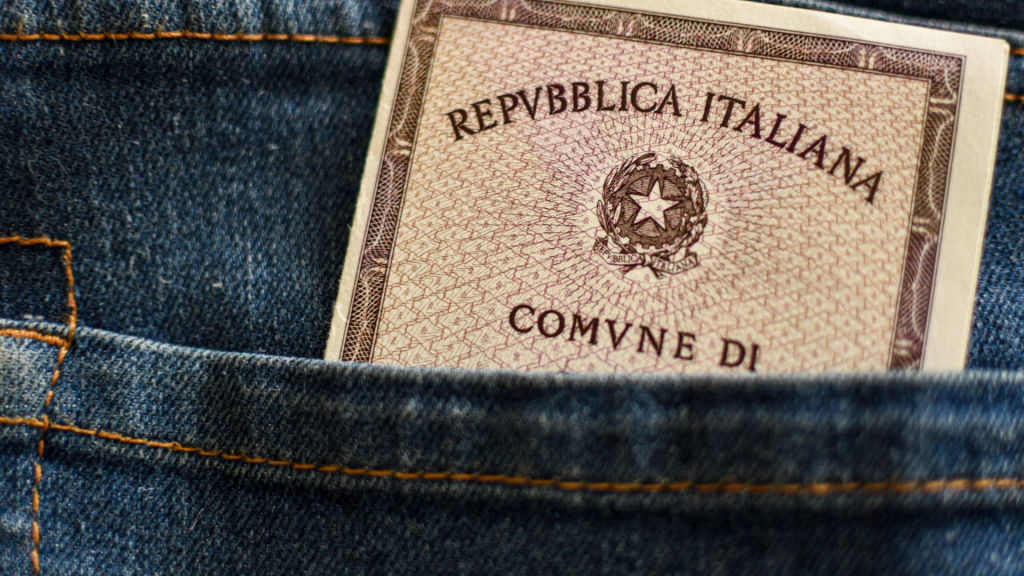 Carta d'identità esce dalla tasca posteriore pantaloni