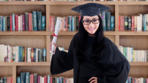 Studentessa con titolo di studio in mano