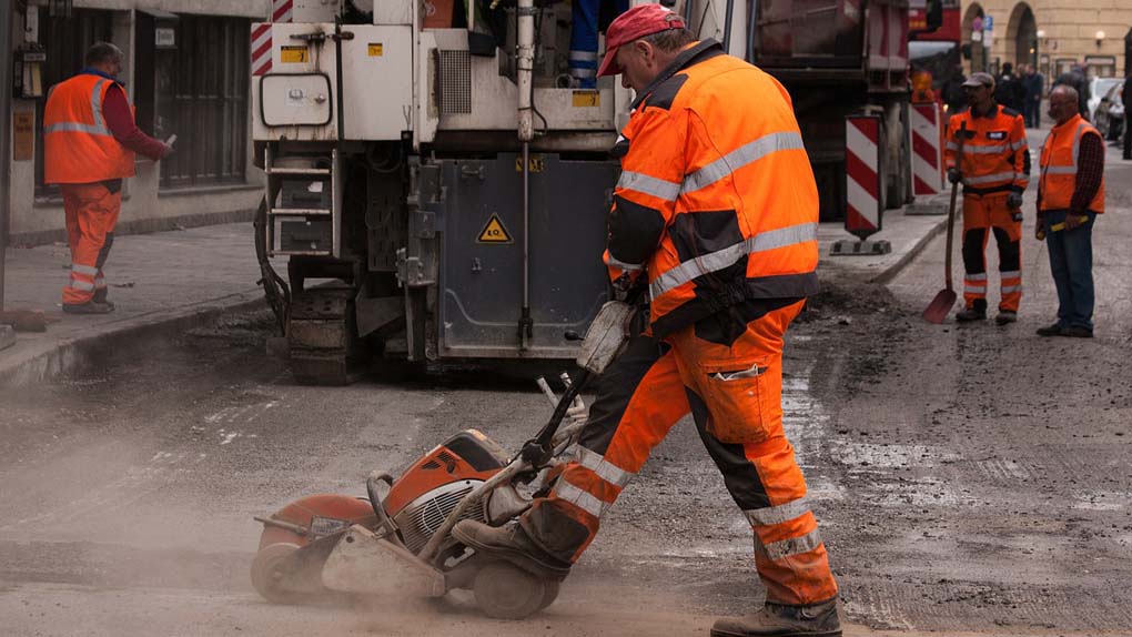 operaio che lavora per lavori su strada