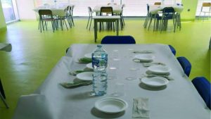 tavoli della mensa scolastica