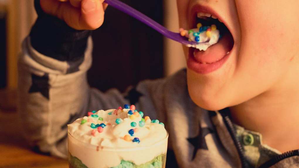 foto di un bambino che mangia