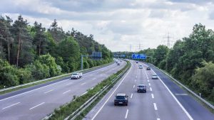 strada con automobili