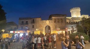 molte persone in piazzale cairoli insieme per un evento