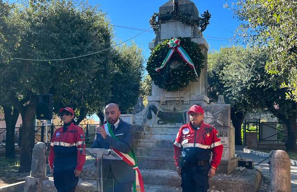 il sindaco di fiano romano durante il discorso dello scorso anno al monumento ai caduti