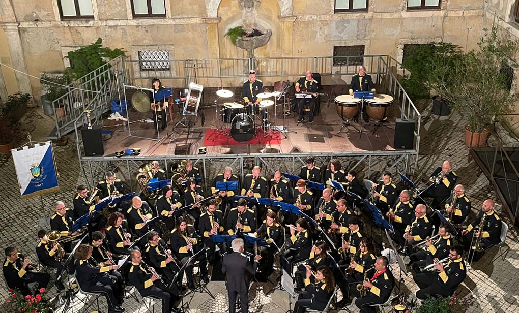 concerto della banda nel cortile del castello orsini di fiano romano