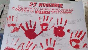 impronte di mani di bambini rosse su cartellone bianco