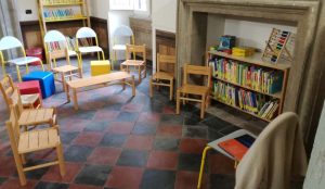 la biblioteca di fiano romano con sedie per bambini