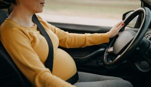 donna incinta al volante