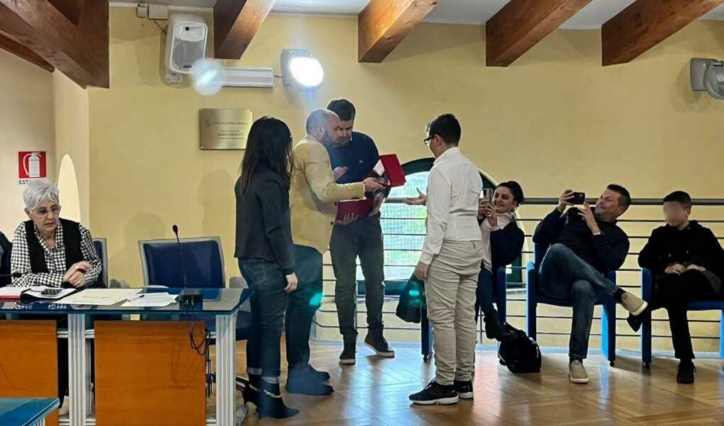 premiazione del sindaco e assessore martella di un vincitore piccoli scrittori