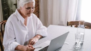 donna al computer
