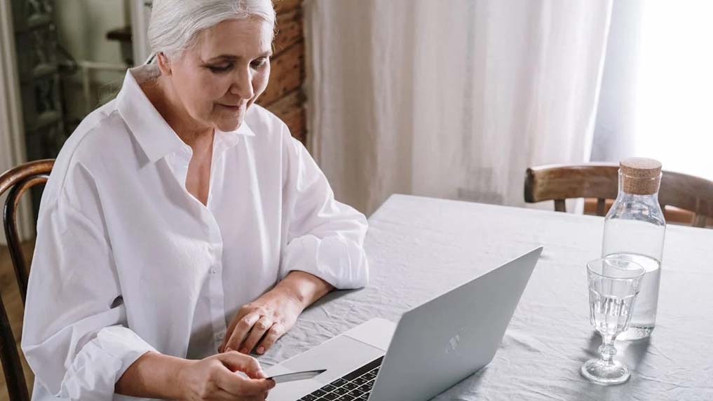 donna al computer