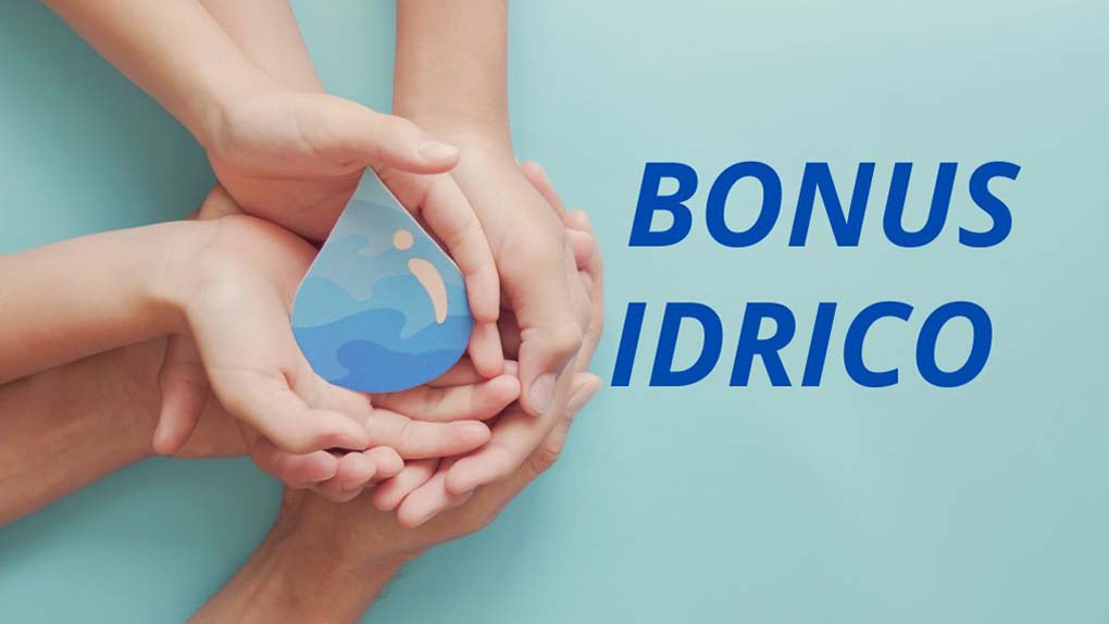 MANI CHE TENGONO IN MANO UNA GOCCIA DI ACQUA DI CARTA